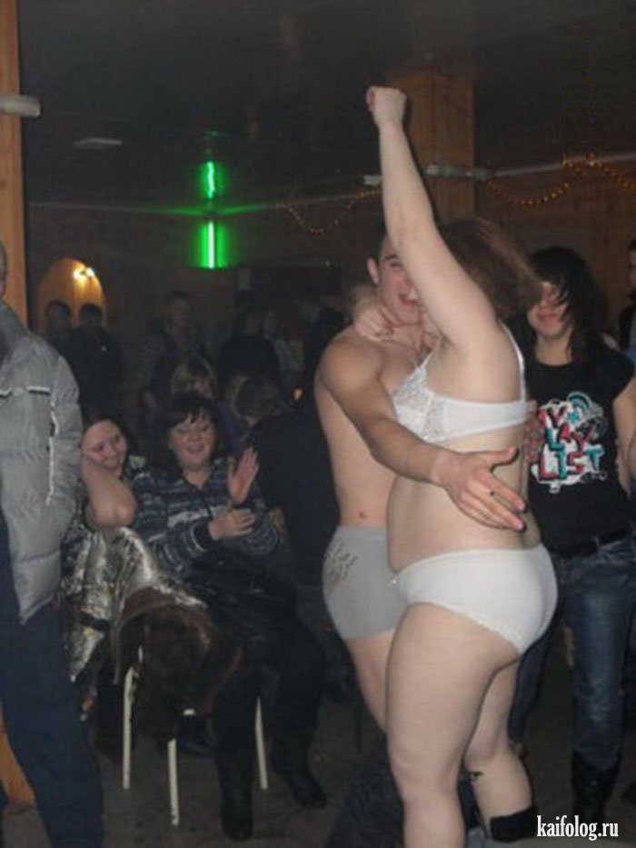 Пьяные пошлячки устроили секс танцы в клубе