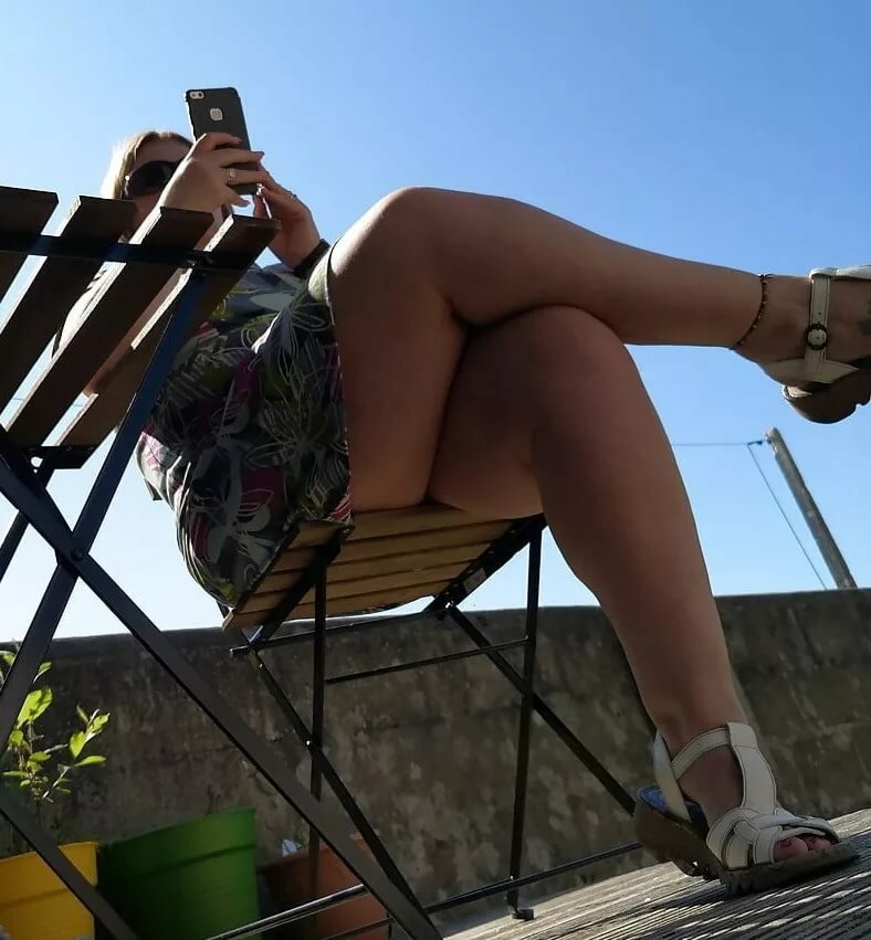 Подглядывание и любительское видео в общественном парке за дамой с красивыми ногами