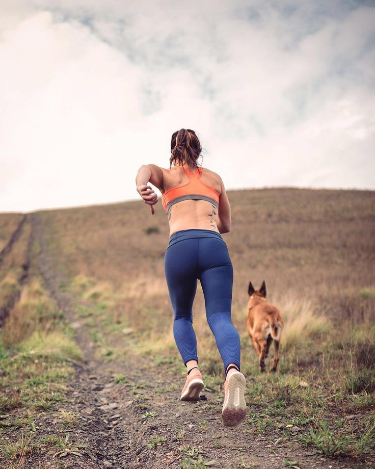 Спортивная девушка светит упругую попку на пробежке