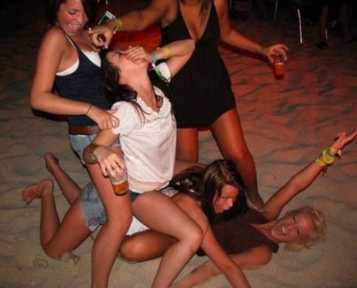 Танцы Обнаженных Пьяных Девушек Скачать