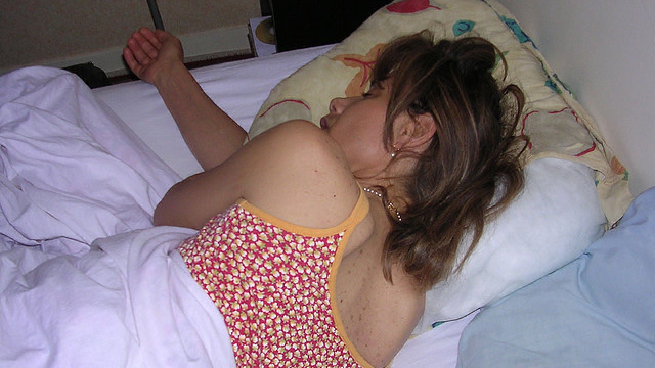 Сестра пьяной уснула с обнаженной грудью фото