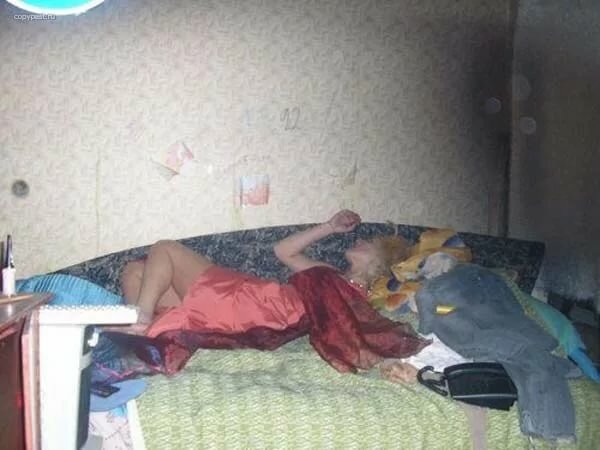 18летняя девушка из русского села раздевается на кровати чердака