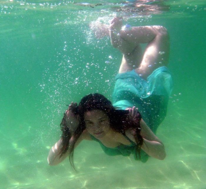 Девушка приехала купаться обнаженной в океане
