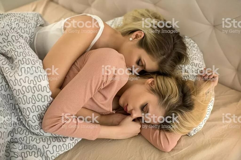 Лесбийские шалости двух подружек во время утреннего кофе после душа