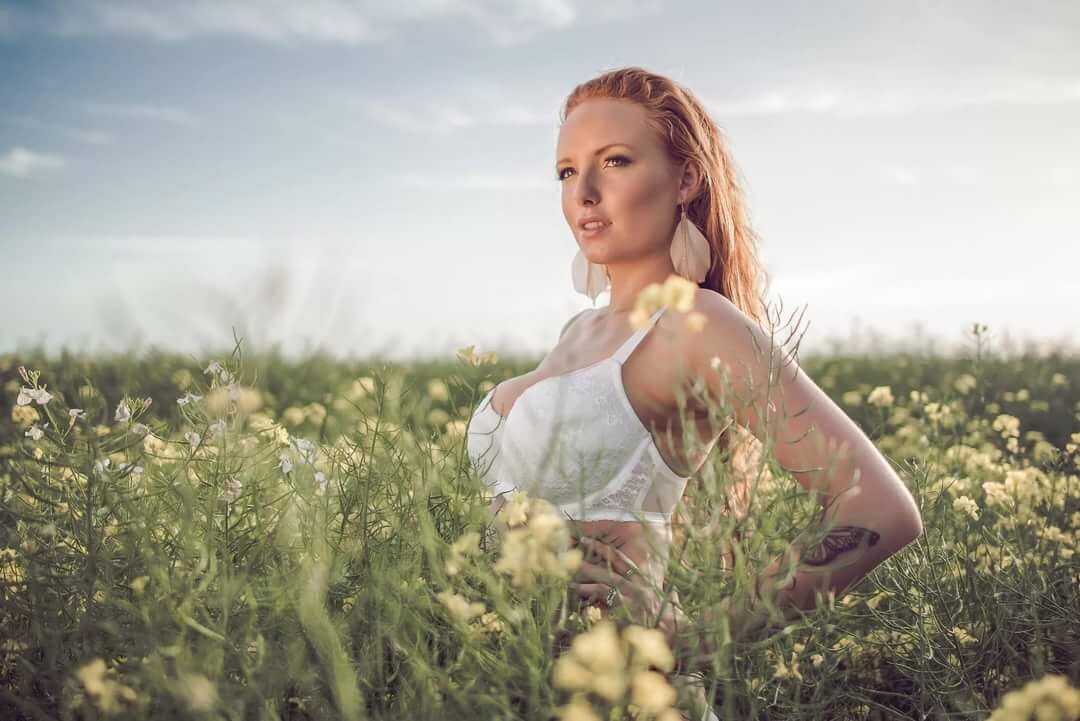 Сексуальная девушка устроила фотосессию в поле