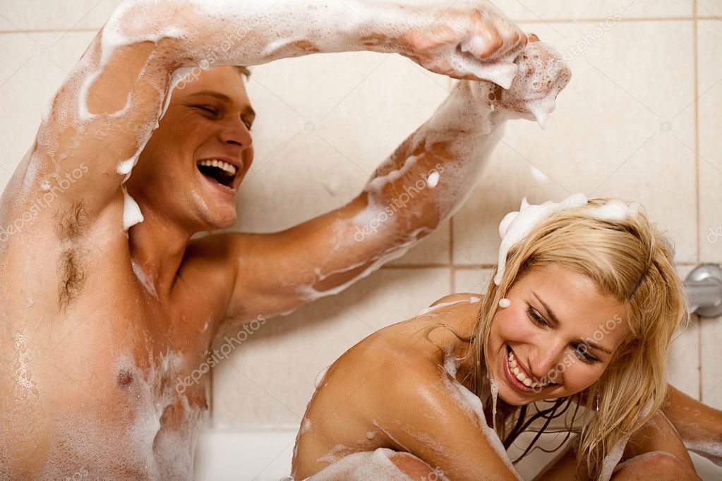 Девка принимает душ а парень ее снимает - порно фото