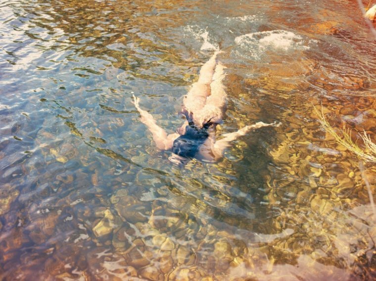 Голая купается в реке