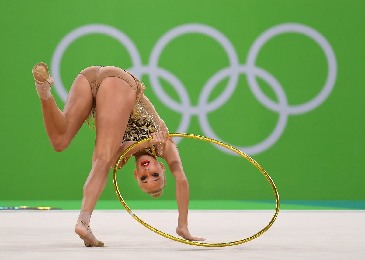 Красивая обнаженная гимнастка скачет на шаре