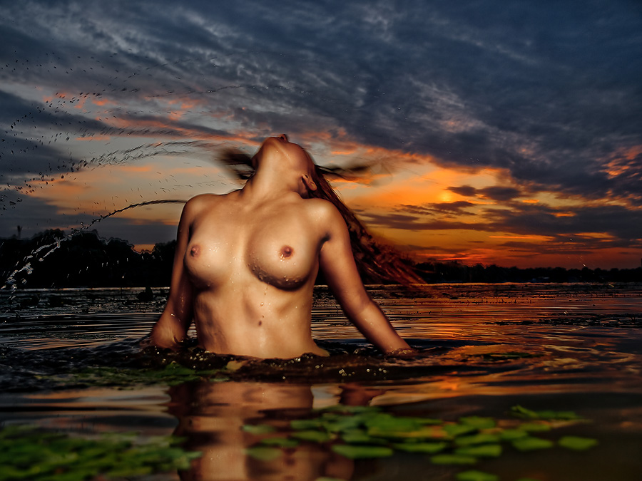 Фото голой телки купающейся в море на закате