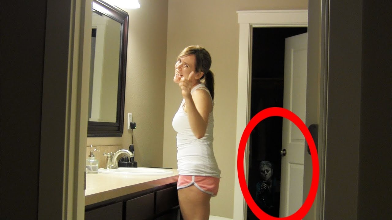 Домохозяйки показывают себя в комнате ванной и на лестнице порно фото