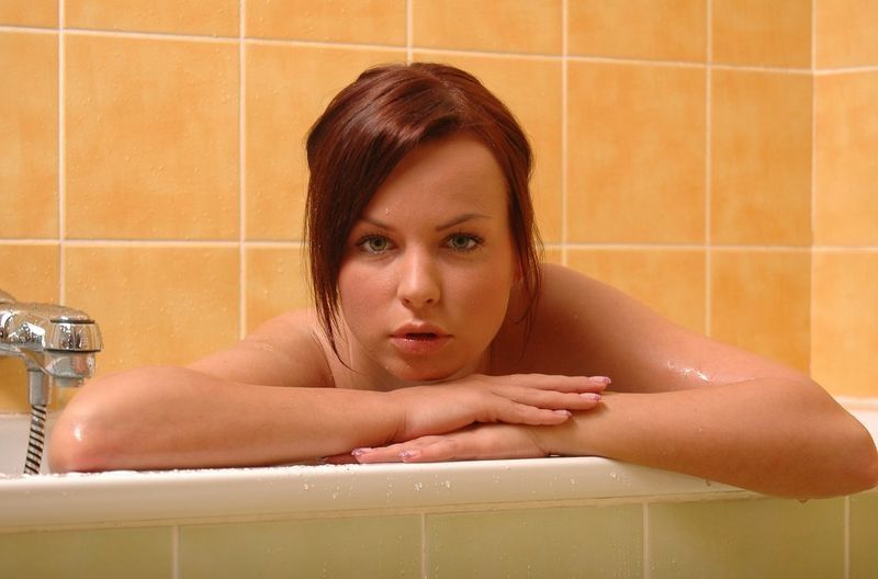 Разгоряченная брюнетка сверкает писькой в ванной комнате - порно фото