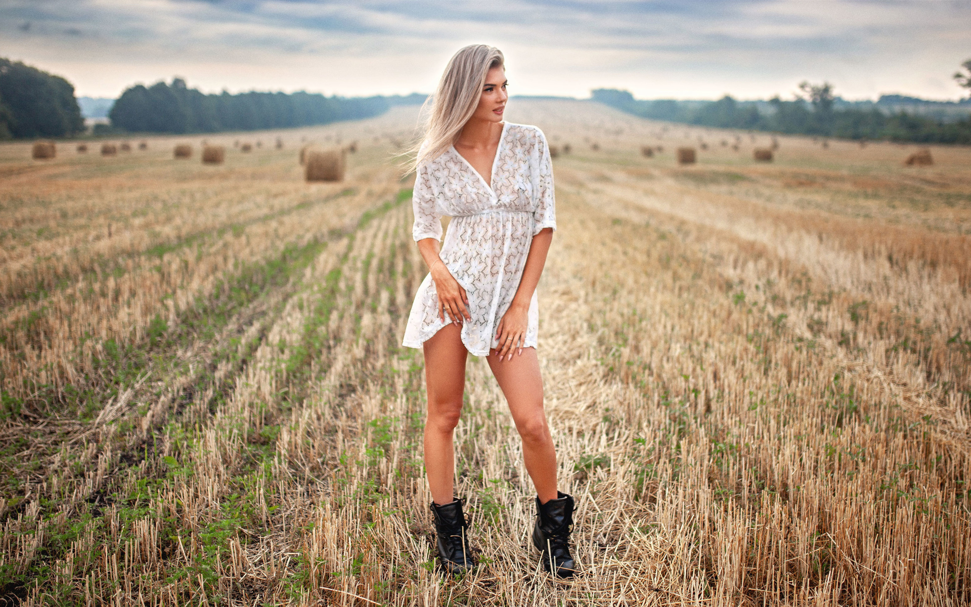 Девушка с большими сиськами фотографируется в поле 