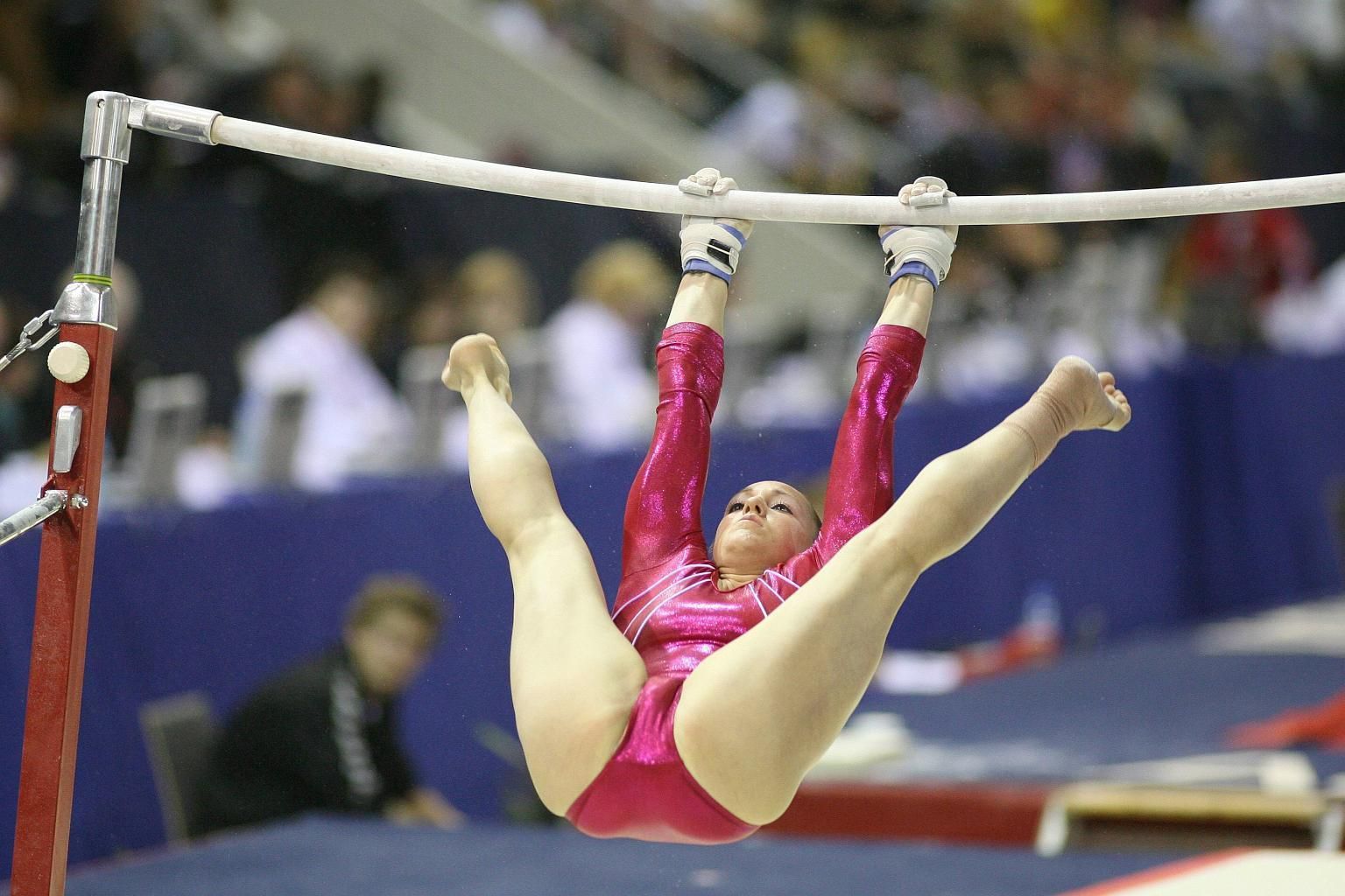 Красивая обнаженная гимнастка скачет на шаре