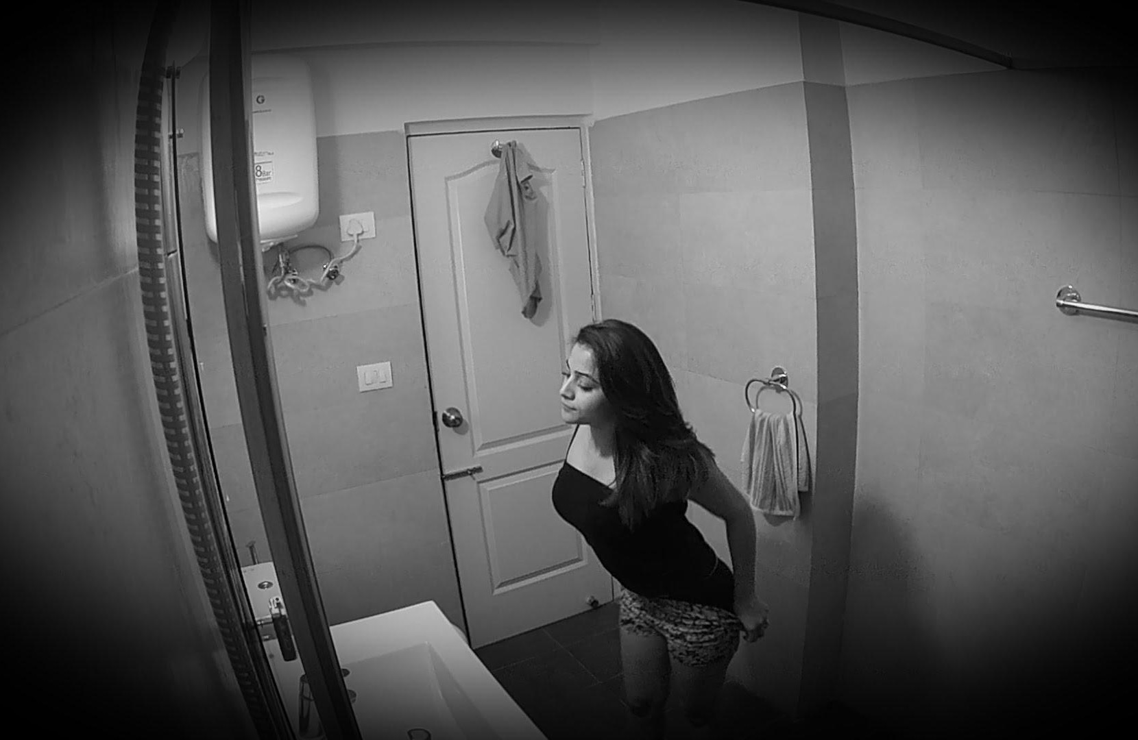 Девушка с большими сиськами и классной жопой снимает на камеру свое обнаженное тело в отеле