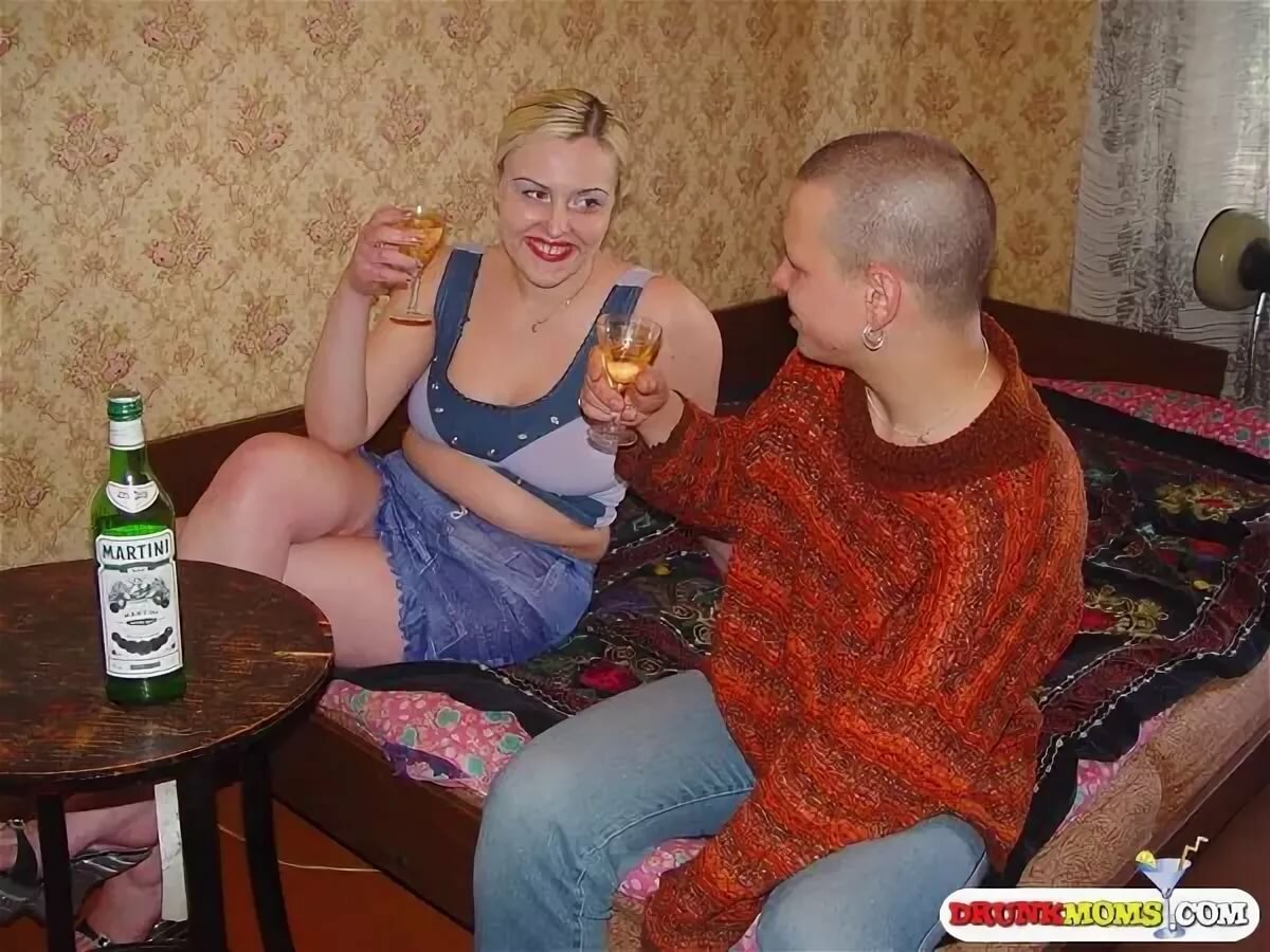 Пьяная русская блондинка вынуждена трахнуться с проводившим ее кавалером