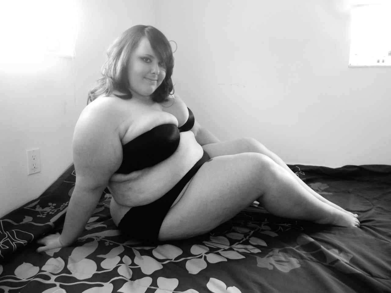 Сисястые толстухи сексуально отжигают и снимают все на фото