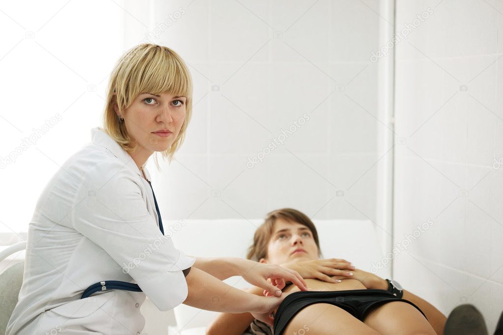 Зрелый врач осматривает молодую девушку