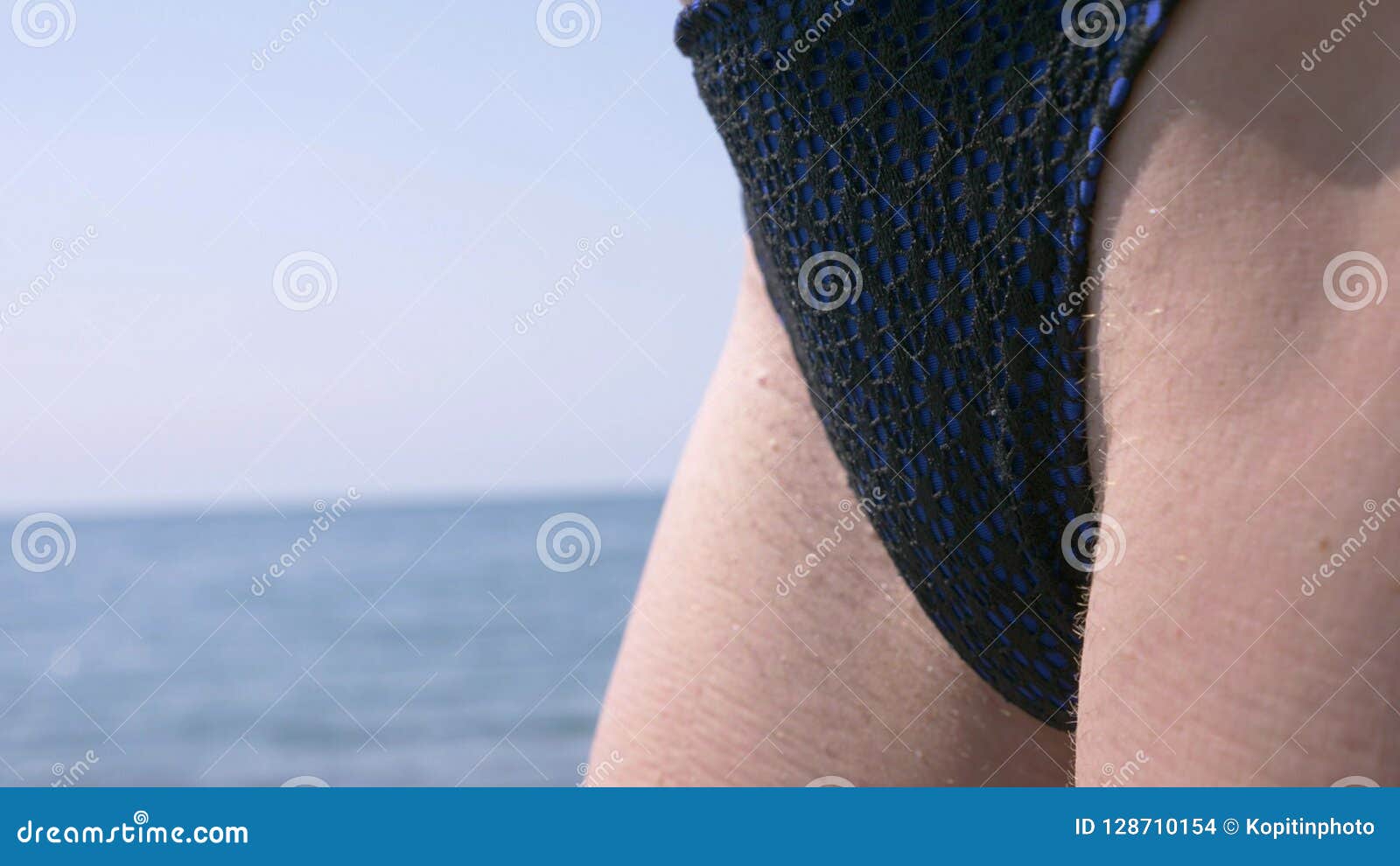 Плоскодонка с кустиком на лобке голышом отдыхает на пляже и демонстрирует худые ляжки