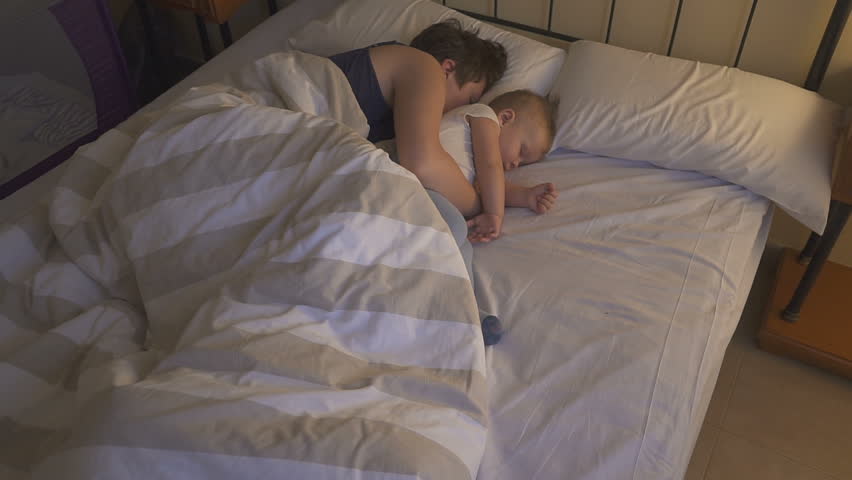 Мамка спит в одной кровати с сыном и заодно с ним трахает
