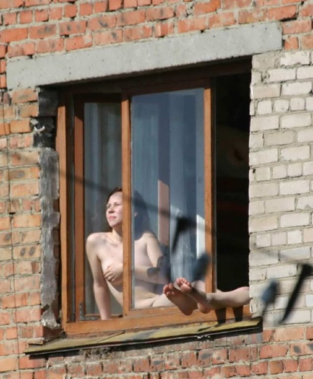 Голые девушки в окне 