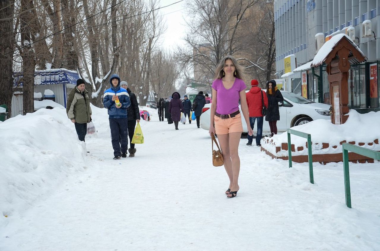 Баба гуляет голой по городу зимой - секс фото 