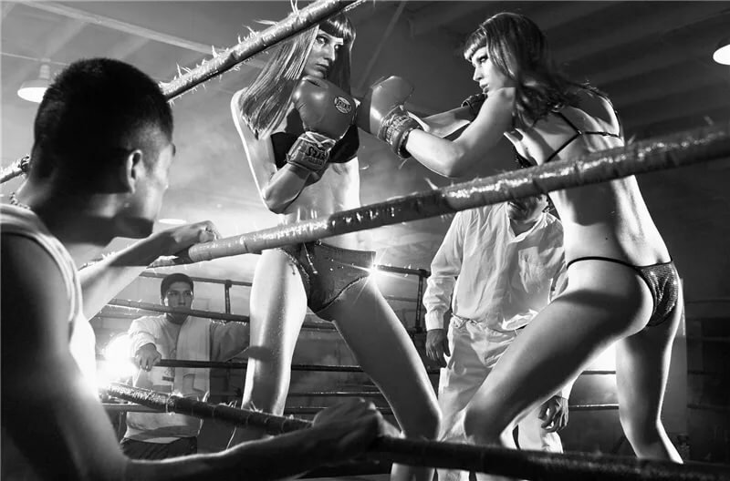 Три сексапильные девки трахаются с тренером на боксёрском ринге