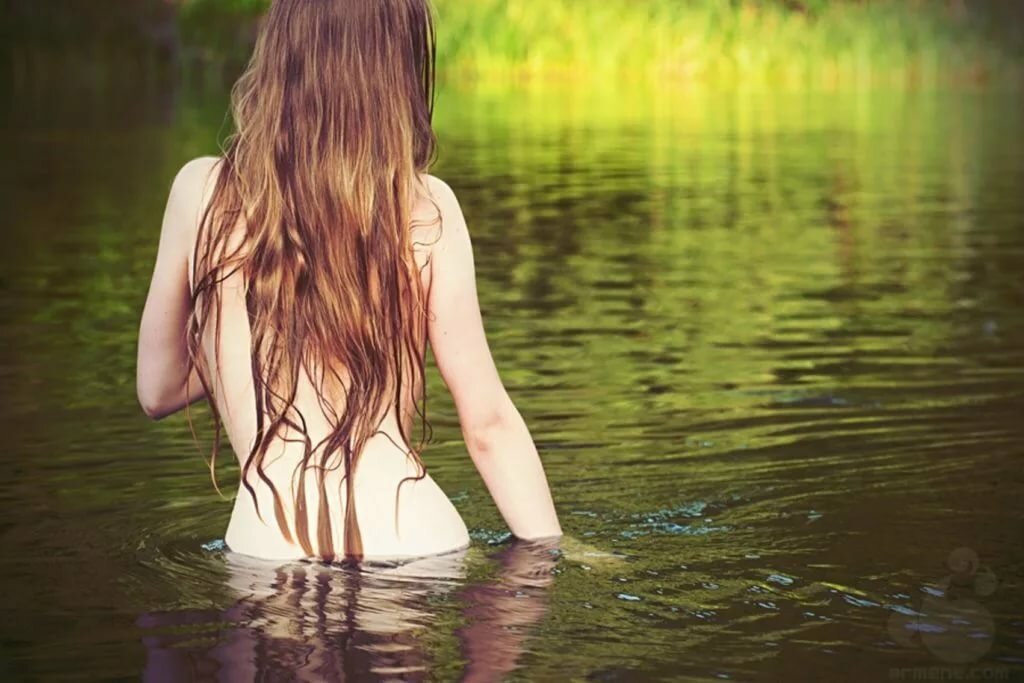 Мокрая стройная сексуальная девушка в реке