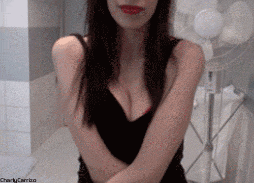 Готичная брюнетка сняла черное платье на групповом секс кастинге