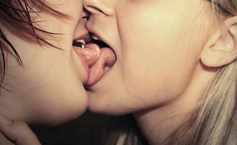 Лезбиянки проститутки целуются после того как потрахались с использованием самотыков