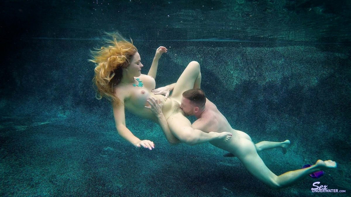 Устраивать порно под водой не очень легко но у типа сильные руки