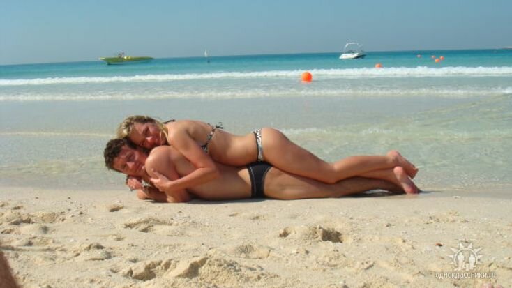 Знакомство на пляже с бабой в бикини продолжилось сексом в отеле