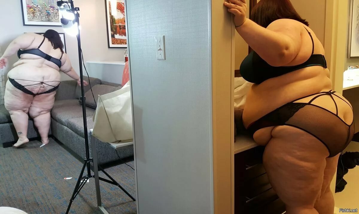 Жирная баба трясёт толстой жопой перед веб-камерой во время стрима