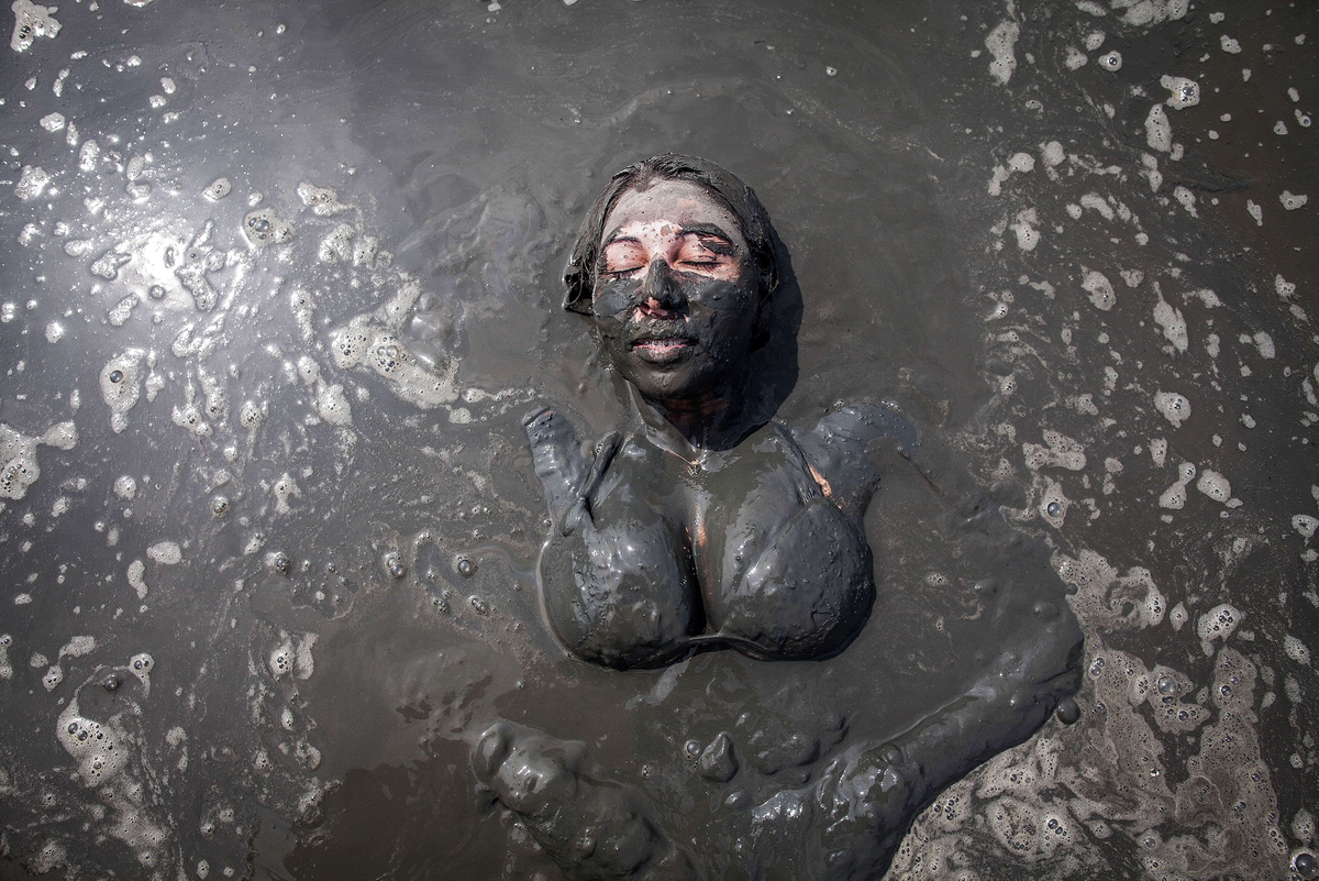 Женщина в грязевой ванне