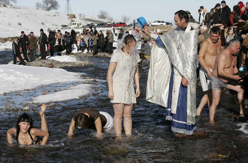 Фото Голых Девушек Купающихся На Крещение