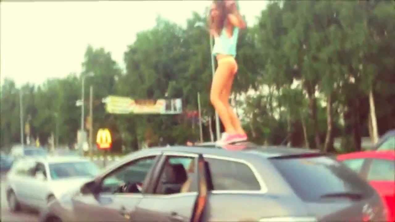 Голая Девка Танцует На Машине