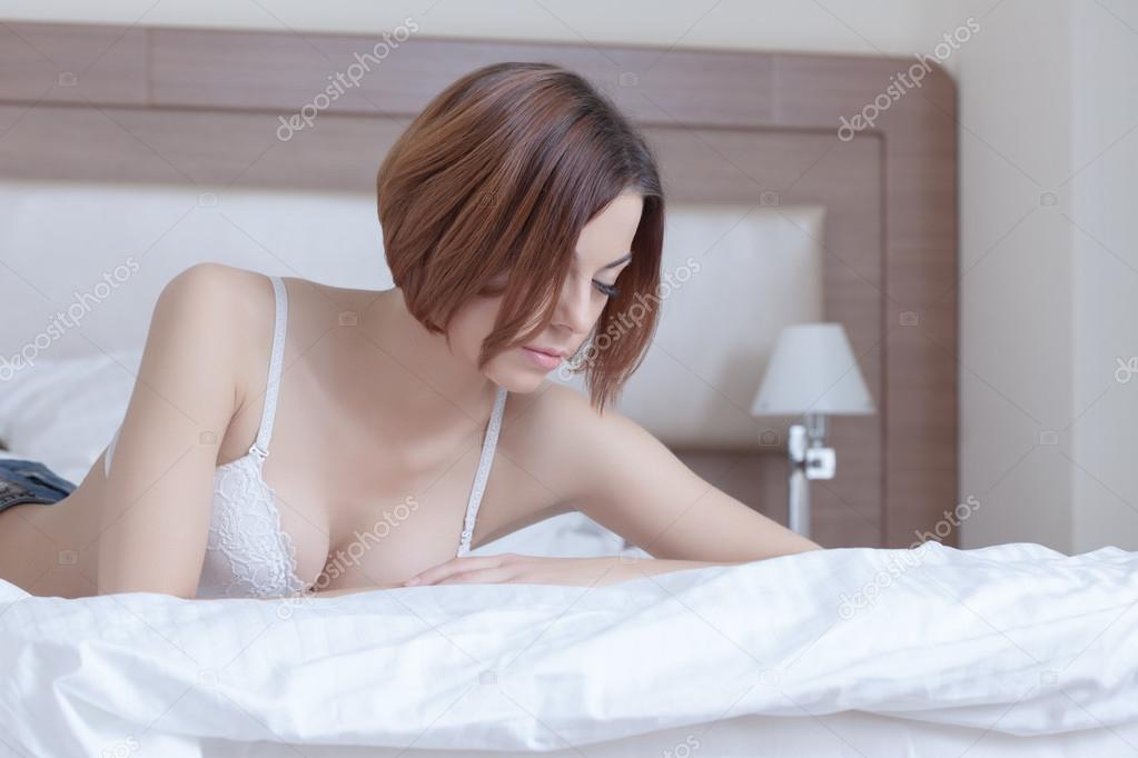 Голая Жена В Спальне Фото