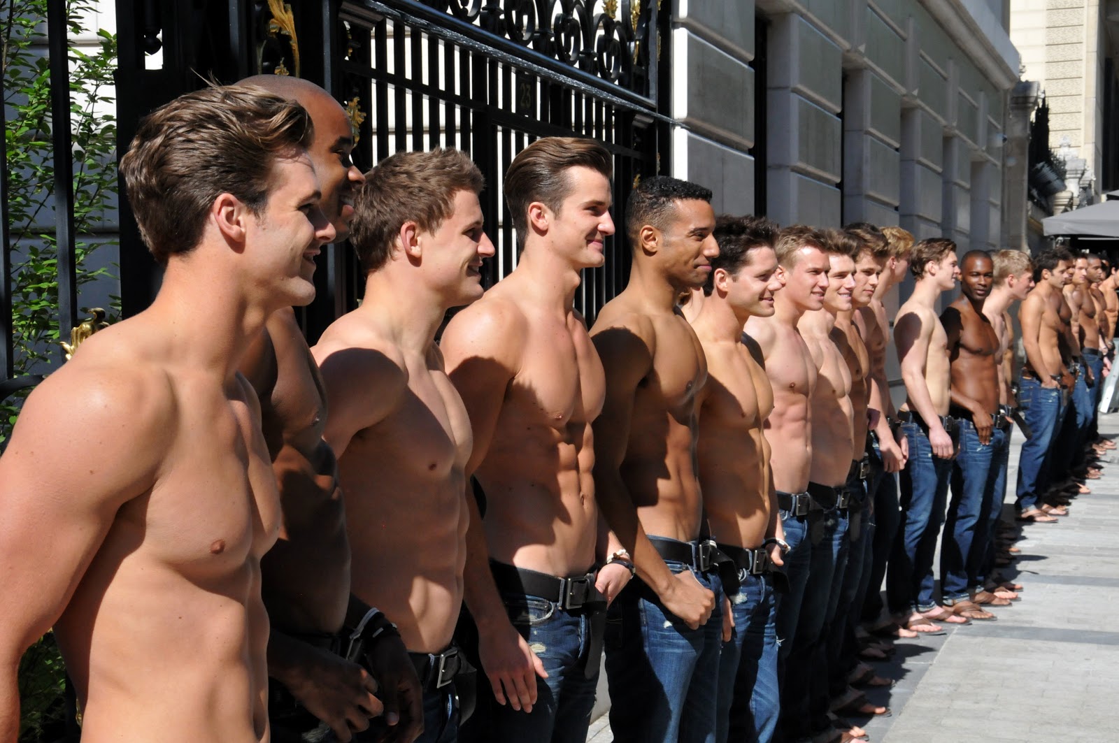 голые мужчины в толпе фото 56
